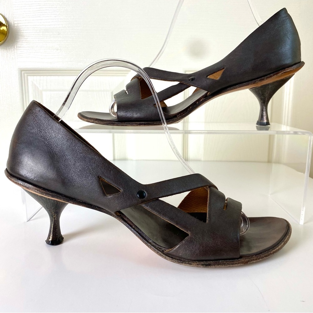 Cydwoq Sandals in Brown Leather with Unique Detailing on Heels
